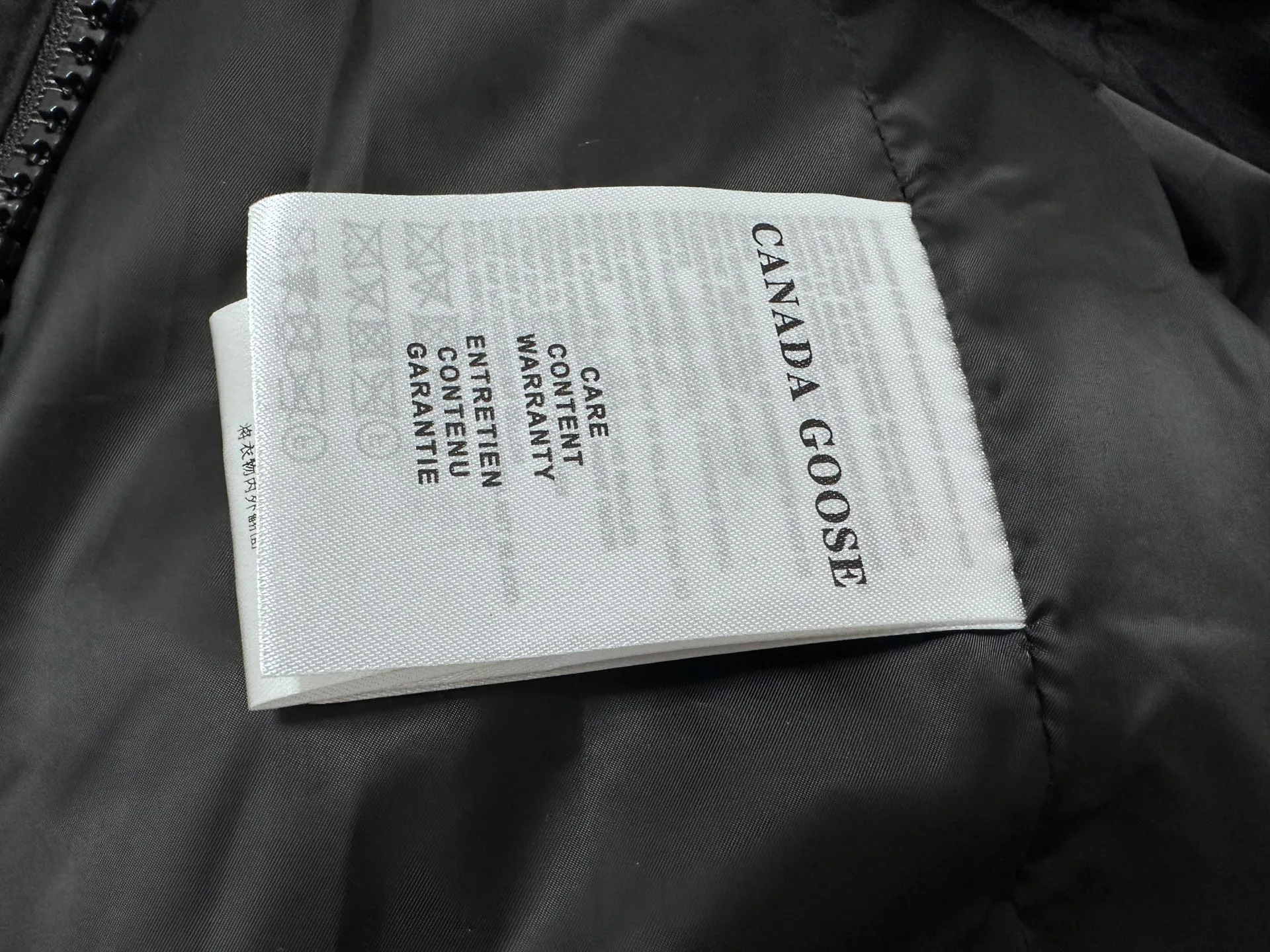 P560 【CANADA GOOSE】Lawrence Men's Down Vest The Lawrence down vest features a durable shell and quilted body, making it a must-have item for all seasons. It's made from sustainable Enduraluxe fabric, which has a durable soft touch. The Lawrence features a thoughtfully designed down-filled collar to block strong winds, a two-way zipper and a longer rear hem. Size: XS-XXL